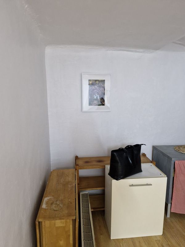 Après : murs repeints en blanc, cadre au mur