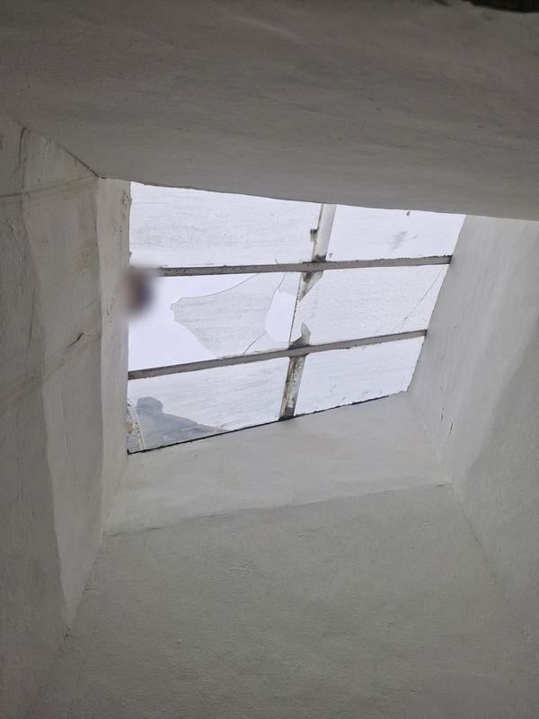 Avant : verrière vue de l'intérieur, vitres brisées et ternies